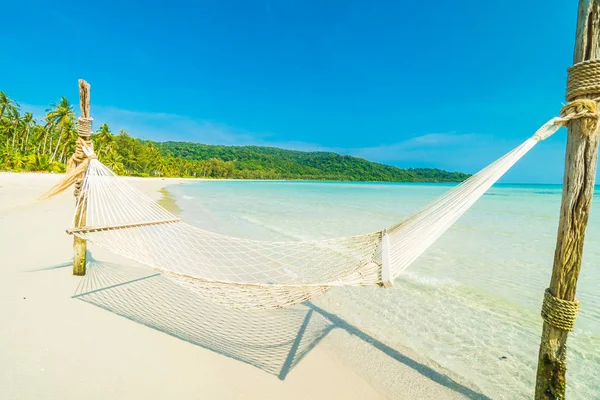 Amaca Bella Spiaggia Tropicale Con Alberi Cocco Mare Sullo Sfondo — Foto Stock