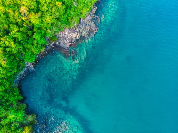 ビーチとココナッツのヤシの木と海の美しい空撮 — ストック写真