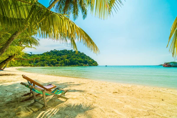 Belle plage tropicale et mer avec cocotier en parad — Photo