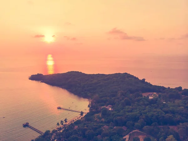 Letecký pohled na moře a pláž s kokosu palmou na ostrově — Stock fotografie