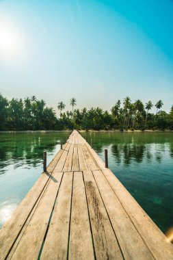 Ahşap köprü ya da plaj ve deniz iskelede