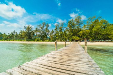 Ahşap iskele veya tropikal plaj ve Deniz Paradise ile köprü
