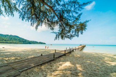 Ahşap iskele veya tropikal plaj ve Deniz Paradise ile köprü