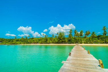 Ahşap iskele veya tropikal plaj ve Deniz Paradise ile köprü