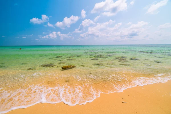 Belle plage tropicale paradisiaque et mer — Photo