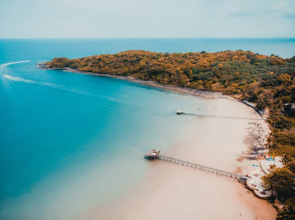 Wunderschöner Natur tropischer Strand und Meer mit Kokospalme — Stockfoto