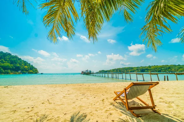 Wunderschöner tropischer Strand und Meer mit Kokospalmen in Parad — Stockfoto