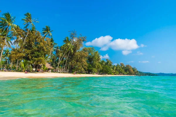 Hermosa playa tropical y el mar — Foto de Stock