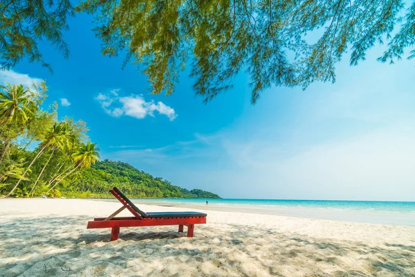 Красива природа тропічний пляж і море зі стільцем і кокосовим горіхом — стокове фото