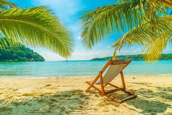 Beautiful tropical beach and sea with coconut palm tree in parad — Stock Photo, Image