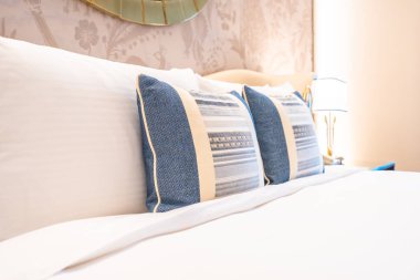 Comfotable yastık yatak ışık lamba dekorasyon ile