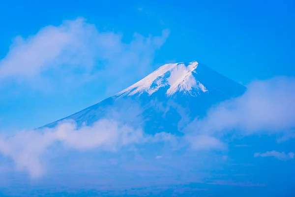 Piękny krajobraz góry Fuji wokół liść klonu w — Zdjęcie stockowe