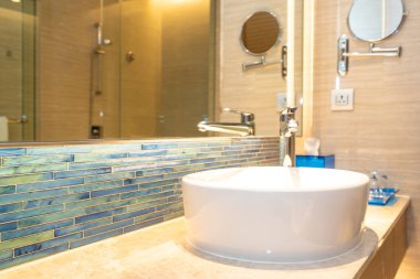 Su musluk ve banyo iç dekorasyonda beyaz lavabo