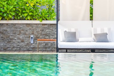 Şemsiye sandalye salonu çevresinde orada fo ile Açık Yüzme Havuzu