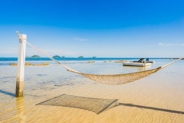 Holi için tropikal plaj deniz okyanusu etrafında güzel boş hamak