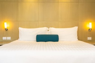 Yatak dekorasyon iç güzel beyaz yastık ve battaniye