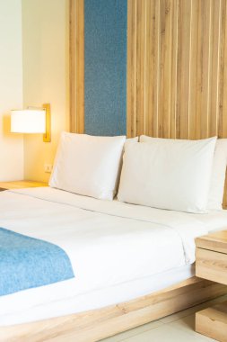 Hafif lamba ile yatak dekorasyonbeyaz rahat yastık