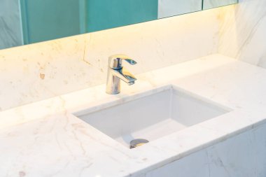 Banyo iç musluk suyu ve lavabo dekorasyon