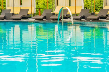 Otel re açık yüzme havuzu etrafında Şemsiye ve sandalye kanepe