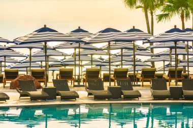 Otel re açık yüzme havuzu etrafında Şemsiye ve sandalye kanepe
