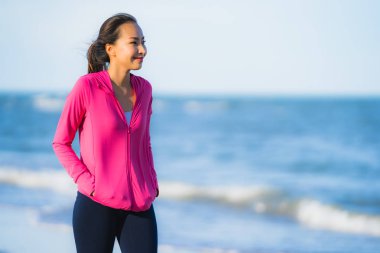 Portre güzel genç Asyalı kadın çalışan ve t üzerinde egzersiz