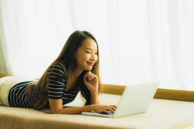 Portre güzel genç Asya kadın kullanarak bilgisayar Notebook veya 