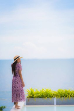 Portre güzel genç Asya kadın seyir içinde deniz okyanus ile h