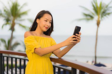 Mobil veya akıllı telefon aroun kullanarak güzel portre asyalı kadınlar