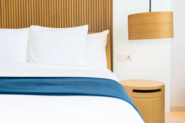 침실에서 침대 장식에 아름 다운 편안한 베개 — 스톡 사진