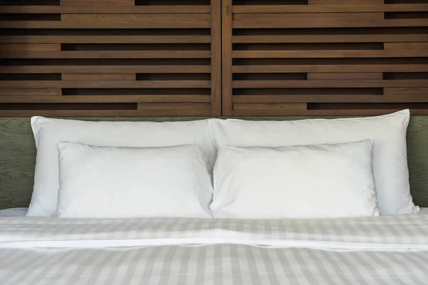 Hermosa almohada cómoda de lujo en la cama con lámpara de luz —  Fotos de Stock