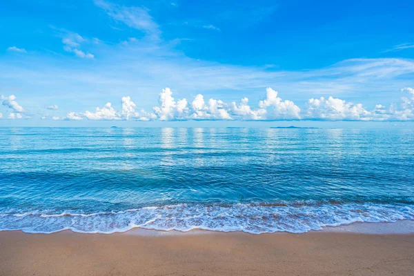 Hermosa playa tropical mar océano con nubes blancas cielo azul y — Foto de Stock