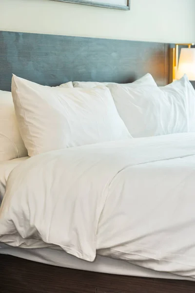 ベッドの上の美しい贅沢な快適な白い枕と毛布 — ストック写真