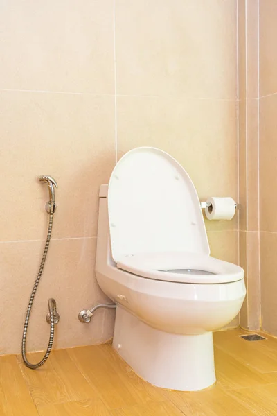Biała toaleta Bowl i dekoracja siedzenia w łazience — Zdjęcie stockowe