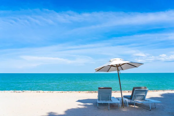 Beautiful umbrella and chair around beach sea ocean with blue sk — Stock Photo, Image