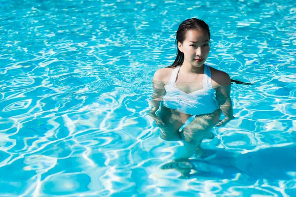 Όμορφη νεαρή Ασιατική γυναίκα ευτυχισμένη και χαμόγελο στην πισίνα για — Φωτογραφία Αρχείου
