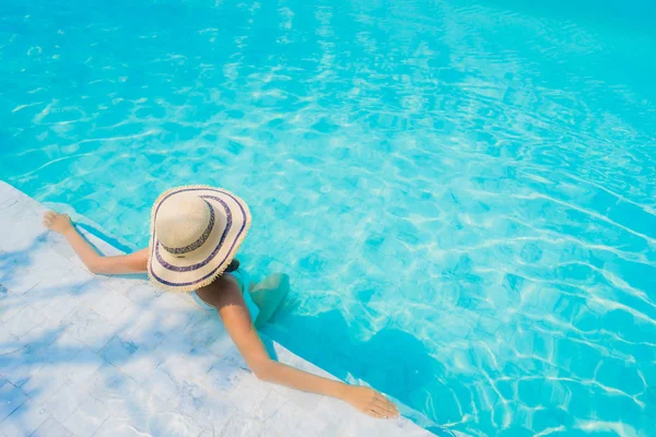 Portre güzel genç Asyalı kadın mutlu gülümseme rahatla swimmi içinde