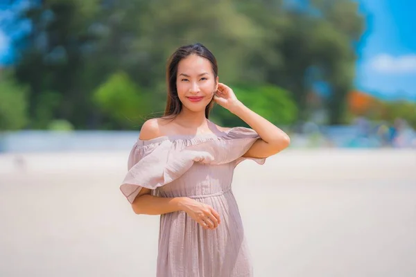 Retrato hermosa joven asiática mujer feliz sonrisa relajarse en el tr — Foto de Stock