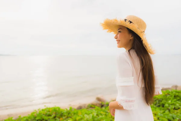 肖像 美丽的 亚洲 女人 戴帽子 与 微笑 快乐 休闲 — 图库照片