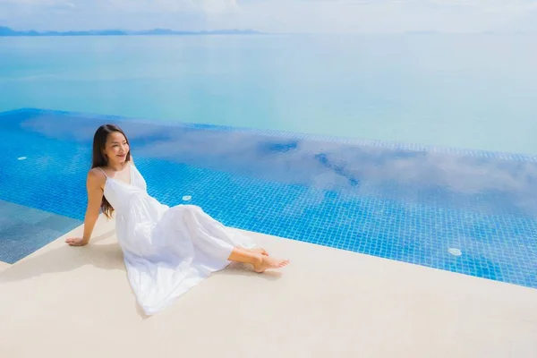 Портрет молодой азиатской женщины расслабиться улыбка счастлива вокруг купания какашки — стоковое фото
