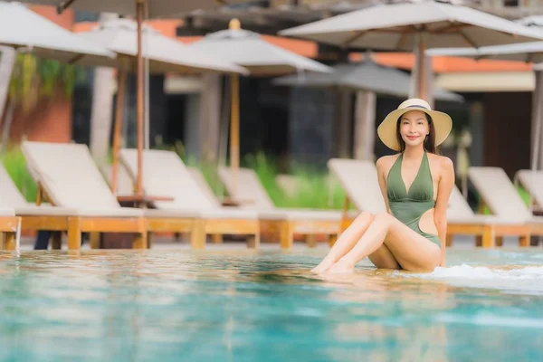 Portrait belle jeune femme asiatique se détendre dans le luxe extérieur swi — Photo