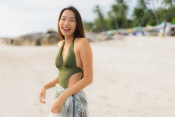 Porträtt vackra asiatiska kvinnor Happy Smile slappna av på den tropiska — Stockfoto