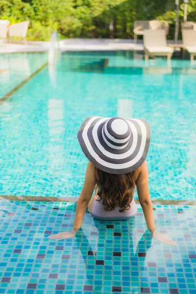 Retrato hermosa asiática mujeres feliz sonrisa relajarse alrededor de natación — Foto de Stock