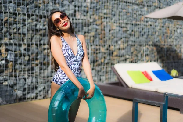 Hermosa retrato asiático mujer relax feliz sonrisa alrededor al aire libre —  Fotos de Stock