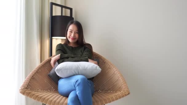 美丽的亚洲女人独自呆在家里的镜头 — 图库视频影像