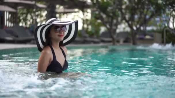 Images Belle Femme Asiatique Détendre Dans Piscine Hôtel — Video