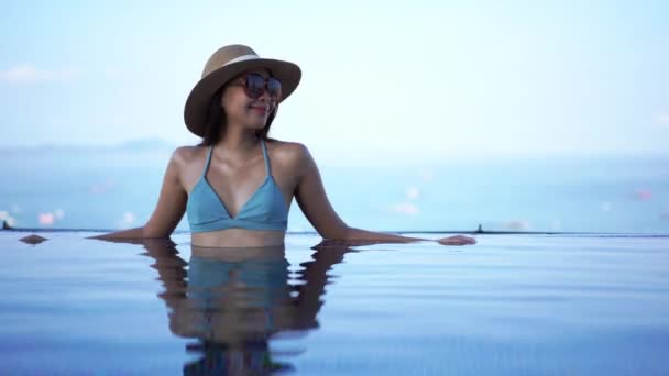 Imagens Bela Mulher Asiática Relaxante Piscina Hotel — Vídeo de Stock