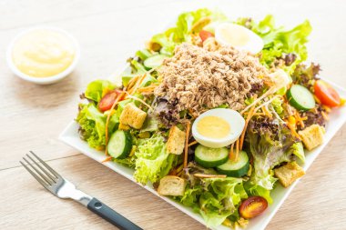 Ton balığı et ve yumurta taze sebze salatası ile