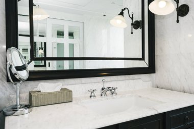 Güzel lüks beyaz lavabo ve bathroo facuet su iç