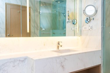 Banyo iç musluk suyu ve lavabo dekorasyon