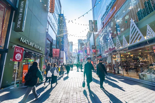 Seoul, Güney Kore 10 Aralık 2018: Myeong dong pazarı 